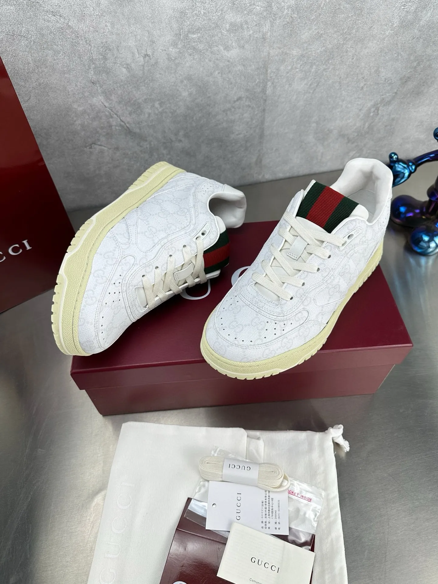 Factory price: 640💰The top version of Gucci Gucci's latest hot-selling couple's sneaker series is shipped. The original version is purchased, developed and manufactured. This high-low top sneaker adopts a basketball-style silhouette design, cleverly incorporating hollow panels and distressed effects, showing its unique ingenuity. The ingenuity incorporates brand logo details such as interlocking Double G styling accessories and Gucci lettering, a low-key tribute to the brand's design heritage. Exquisite packaging at the delivery counter 🛍📦 ▪️ Fabric: Original customized imported first-layer cowhide ▪️ Inner lining: Imported first-layer cowhide ▪️ Sole: Original molded TPU sole ▪️ Sole thickness: 3cm ▪️ Size: Women's 35-41 Men's 38-45 (Female 41, Men 38 45 customized) ▪️ p